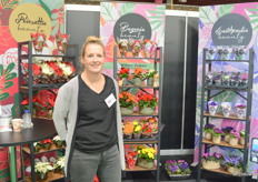 Loes Kuipers van Potplantenkwekerij Willem Kuipers heeft drie specialismen: poinsettia, begonia en saintpaulia.